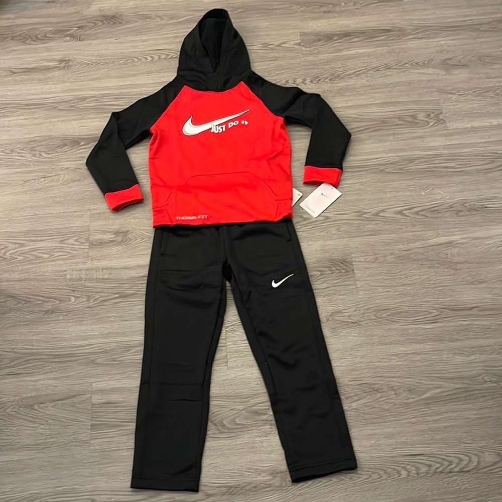 NWT Nike 2 piece jogger set - Picture 1 of 4